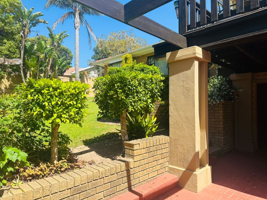 4 Bedroom Property for Sale in Glen Barrie Western Cape